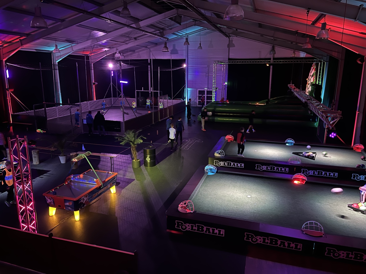 Blick in die NightSports-Halle mit Spielfeldern und farbiger Neonbeleuchtung